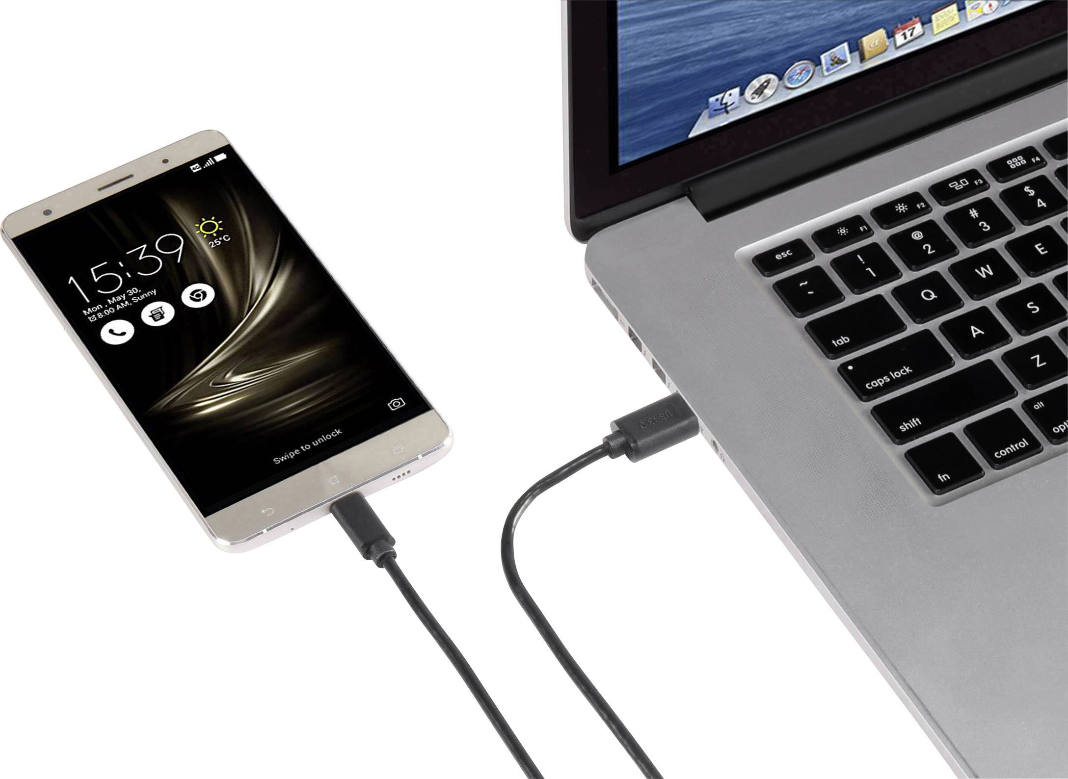Ein Smartphone ist mit einem Laptop über ein USB-Kabel verbunden. Auf dem Smartphone-Bildschirm ist die Uhrzeit zu sehen.