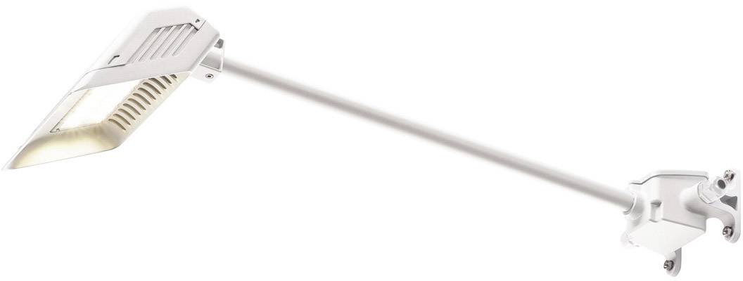 Eine moderne, weiße Straßenlaterne mit langem Arm und LED-Leuchte.