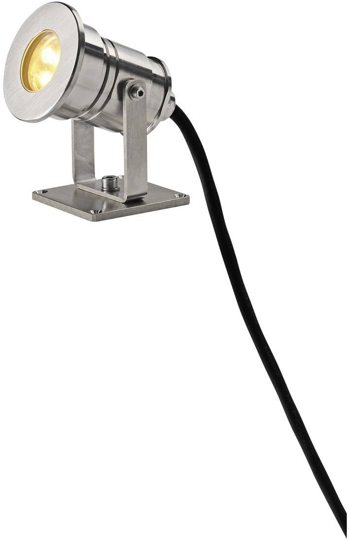 Ein silberner LED-Strahler mit schwarzem Kabel, montiert auf einer Metallbasis. Der Scheinwerfer ist für draußen geeignet.