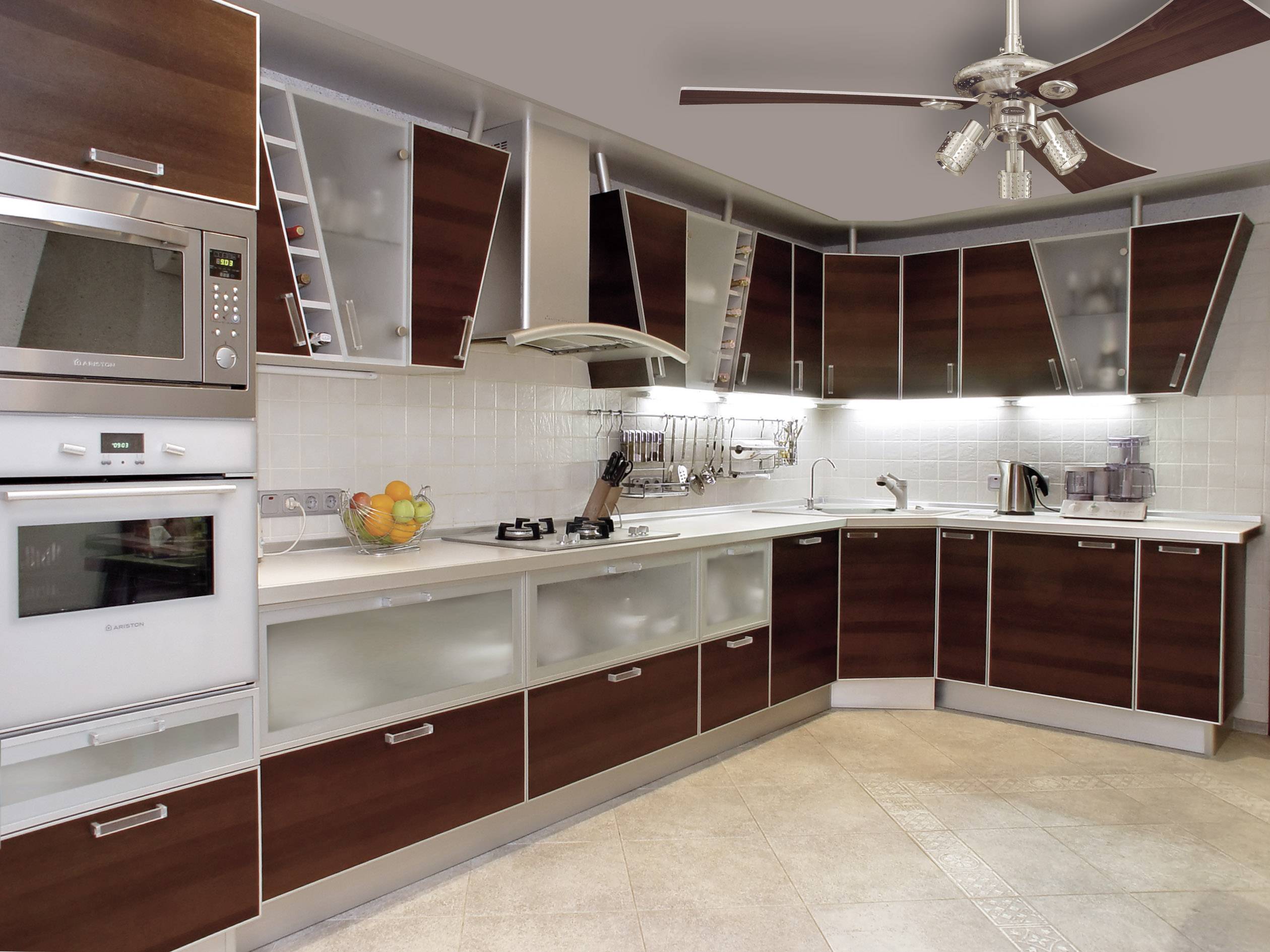 Moderne Küche mit dunklen Holzmöbeln und weißen Arbeitsplatten, ausgestattet mit Backofen, Mikrowelle und Herd. Helle LED-Beleuchtung.