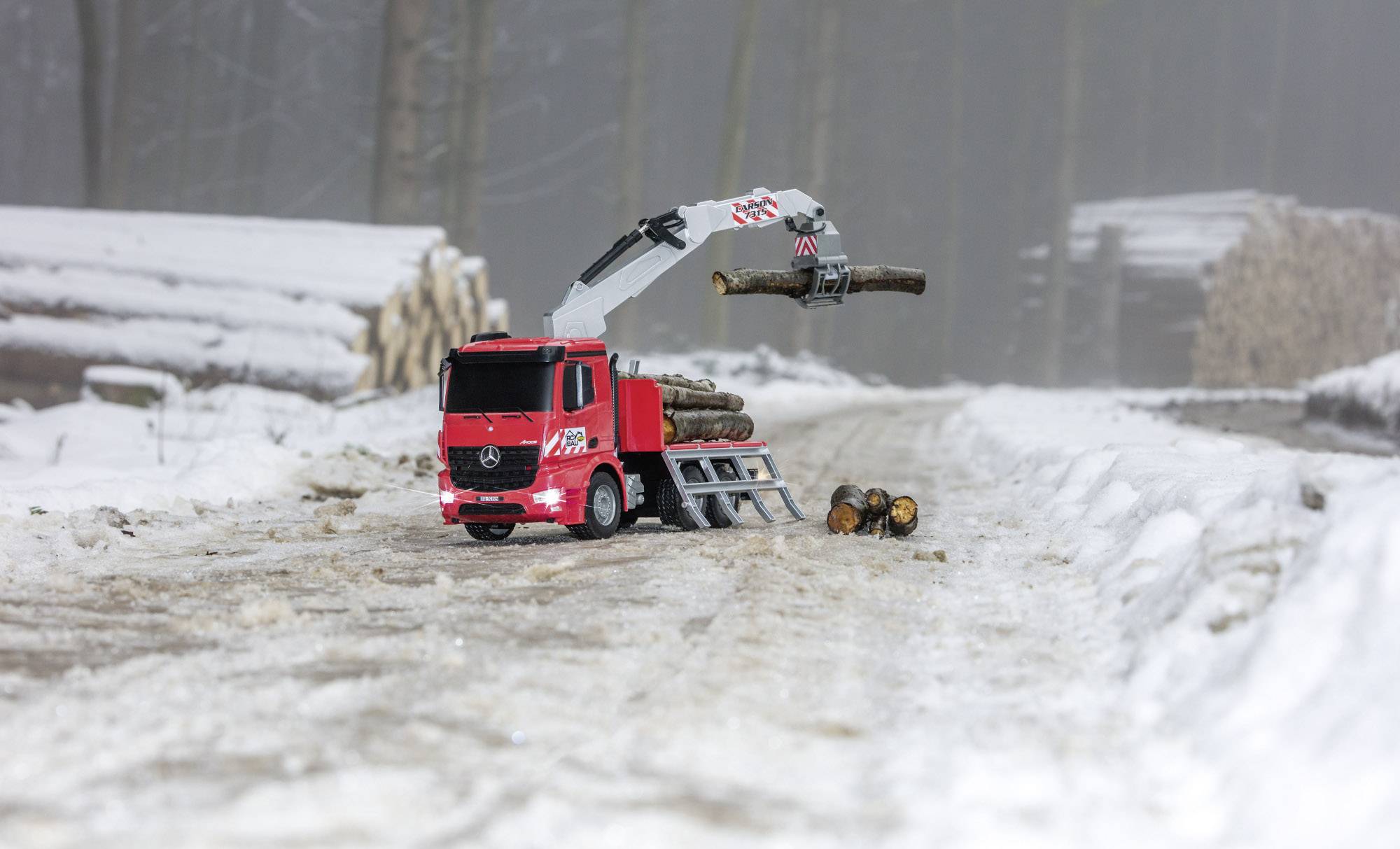 Carson Modellsport Holztransporter 1:20 RC Einsteiger Funktionsmodell Landwirtschaftsfahrzeug inkl. Akku, Ladegerät und