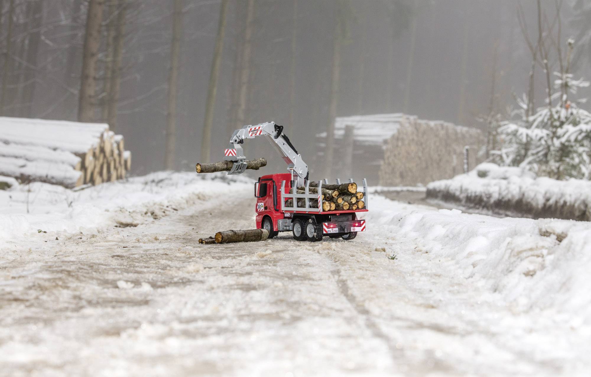 Carson Modellsport Holztransporter 1:20 RC Einsteiger Funktionsmodell Landwirtschaftsfahrzeug inkl. Akku, Ladegerät und