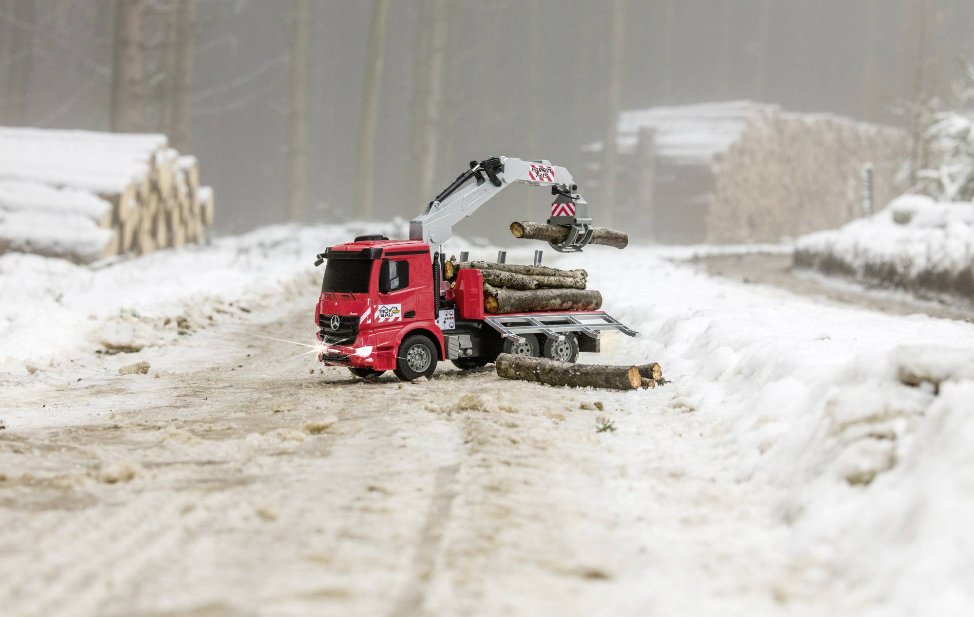 Carson Modellsport Holztransporter 1:20 RC Einsteiger Funktionsmodell Landwirtschaftsfahrzeug inkl. Akku, Ladegerät und Senderbatterien