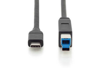 Zwei Kabeltypen: Links ein USB-C-Stecker, rechts ein USB-B-Stecker.