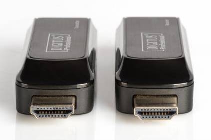 Zwei schwarze HDMI-Stecker mit Markennamen, nebeneinander auf weißem Hintergrund.