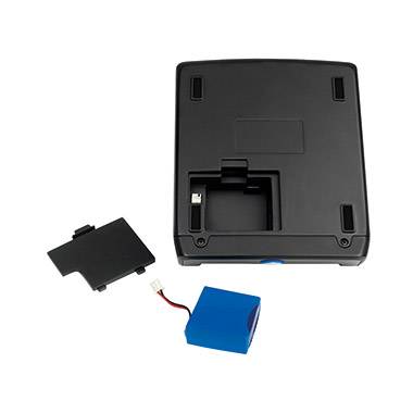 Unterseite eines elektronischen Geräts mit geöffnetem Batteriefach, entfernter Batterie und Batteriefachabdeckung daneben.