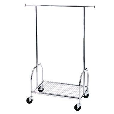 Ein Kleiderständer aus Metall mit Rollen, darunter ein Gitterboden zur Ablage. Ideal für die flexible Lagerung von Kleidung.