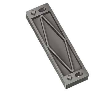 Grauer rechteckiger Metallblock mit geometrischem Muster in der Mitte und abgerundeten Ecken. Oben und unten befinden sich ovale Aussparungen.