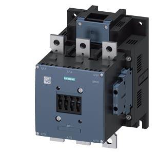 Ein grauer und schwarzer Schütz von Siemens mit mehreren Anschlüssen, geeignet für industrielle Anwendungen zur Steuerung elektrischer Schaltkreise.