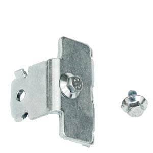 Metallklammer und Schraube. Die Klammer hat ein Loch und eine Schraubhalterung. Geeignet zur Befestigung an einer Oberfläche.