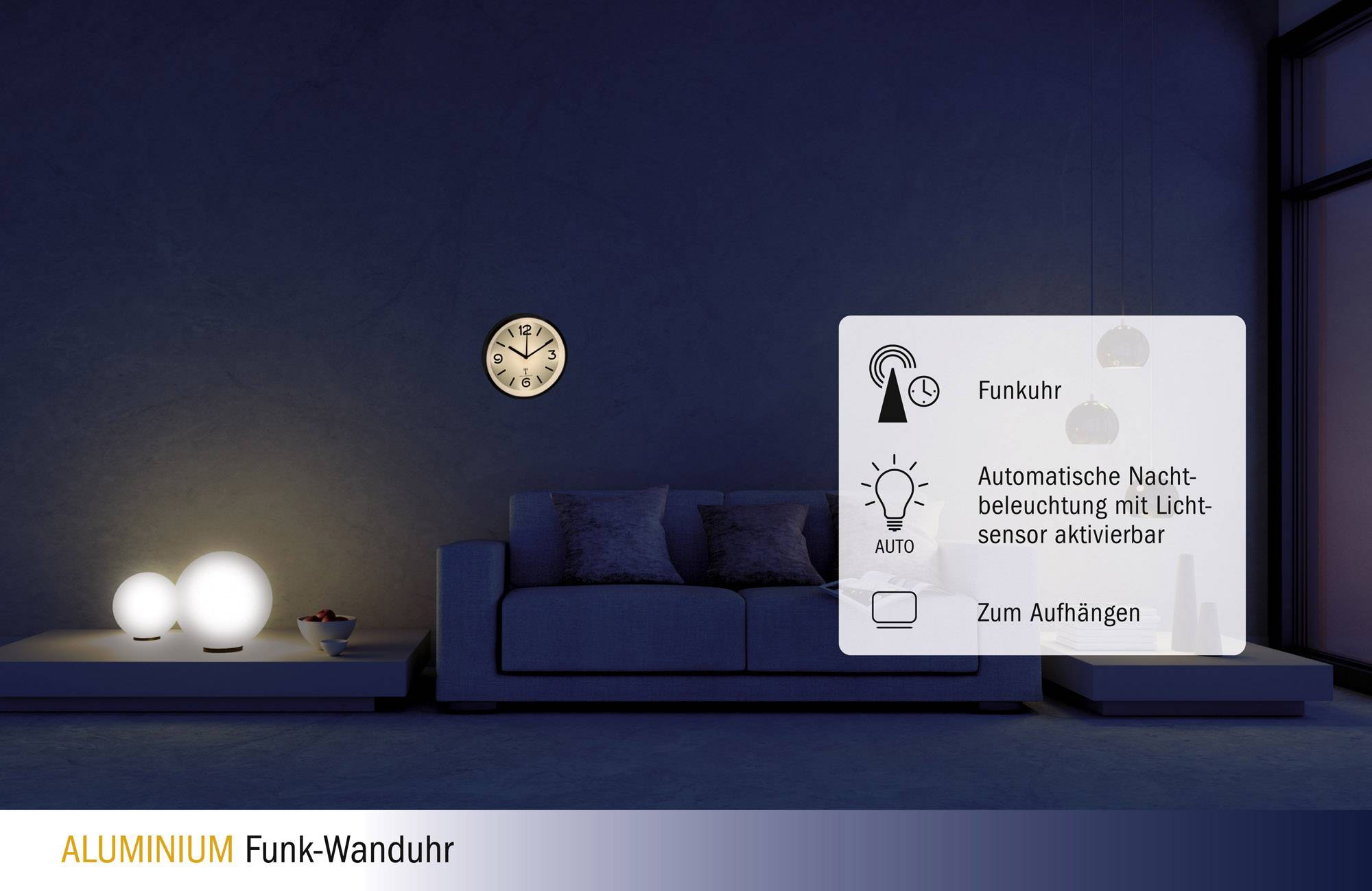 Eine moderne Wohnzimmerumgebung mit Sofa und zwei leuchtenden Lampen. Wanduhr: automatische Nachtbeleuchtung, Lichtsensor aktiviert.