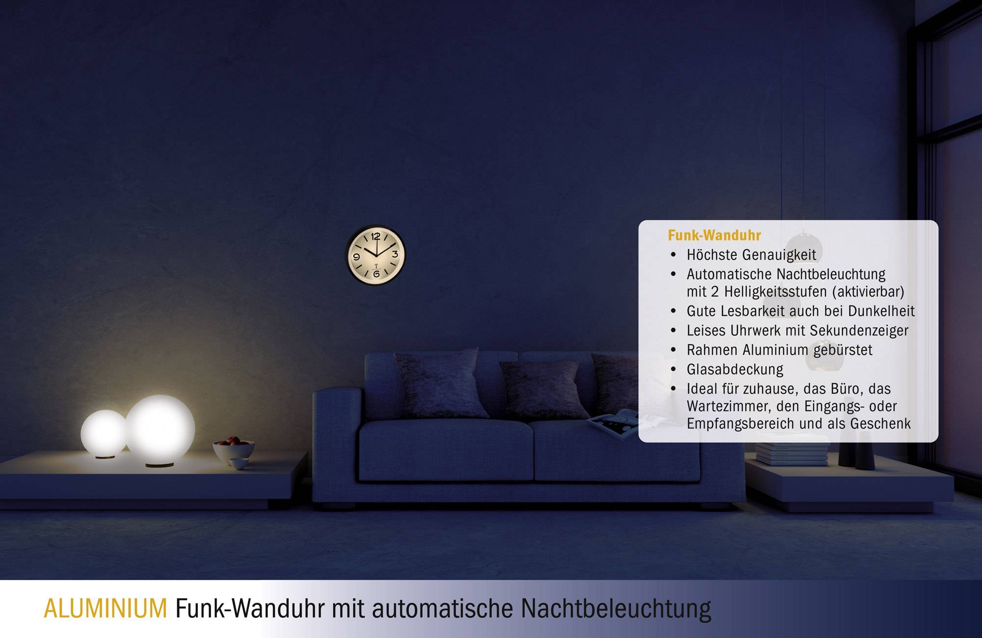 Eine moderne funkgesteuerte Wanduhr leuchtet im Dunkeln über einem Sofa. Text beschreibt die Funktionen wie automatische Nachtbeleuchtung.