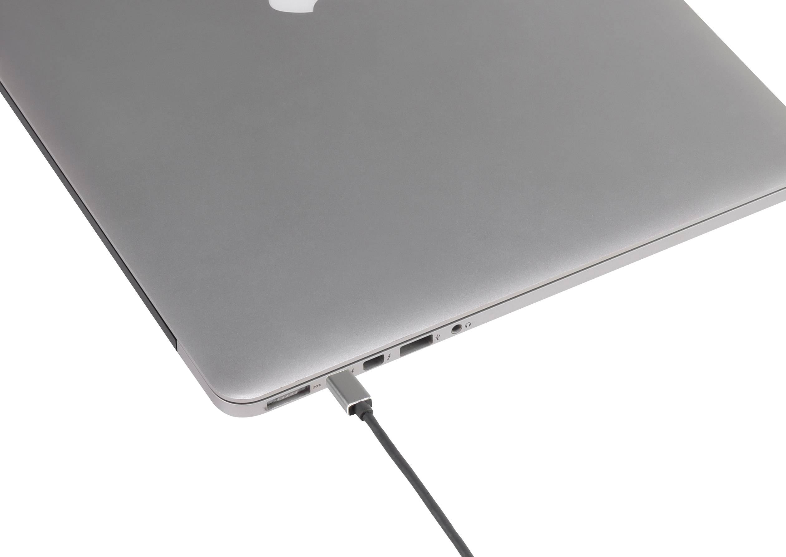 Ein geöffneter Laptop wird mit einem USB-Kabel aufgeladen. Das Kabel ist an der linken Seite des Laptops eingesteckt.