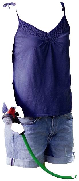 Eine blaue Bluse mit Spitzendetails und eine blaue Shorts aus Jeansstoff. An der Seite ist ein grüner Gartenschlauch angebracht.