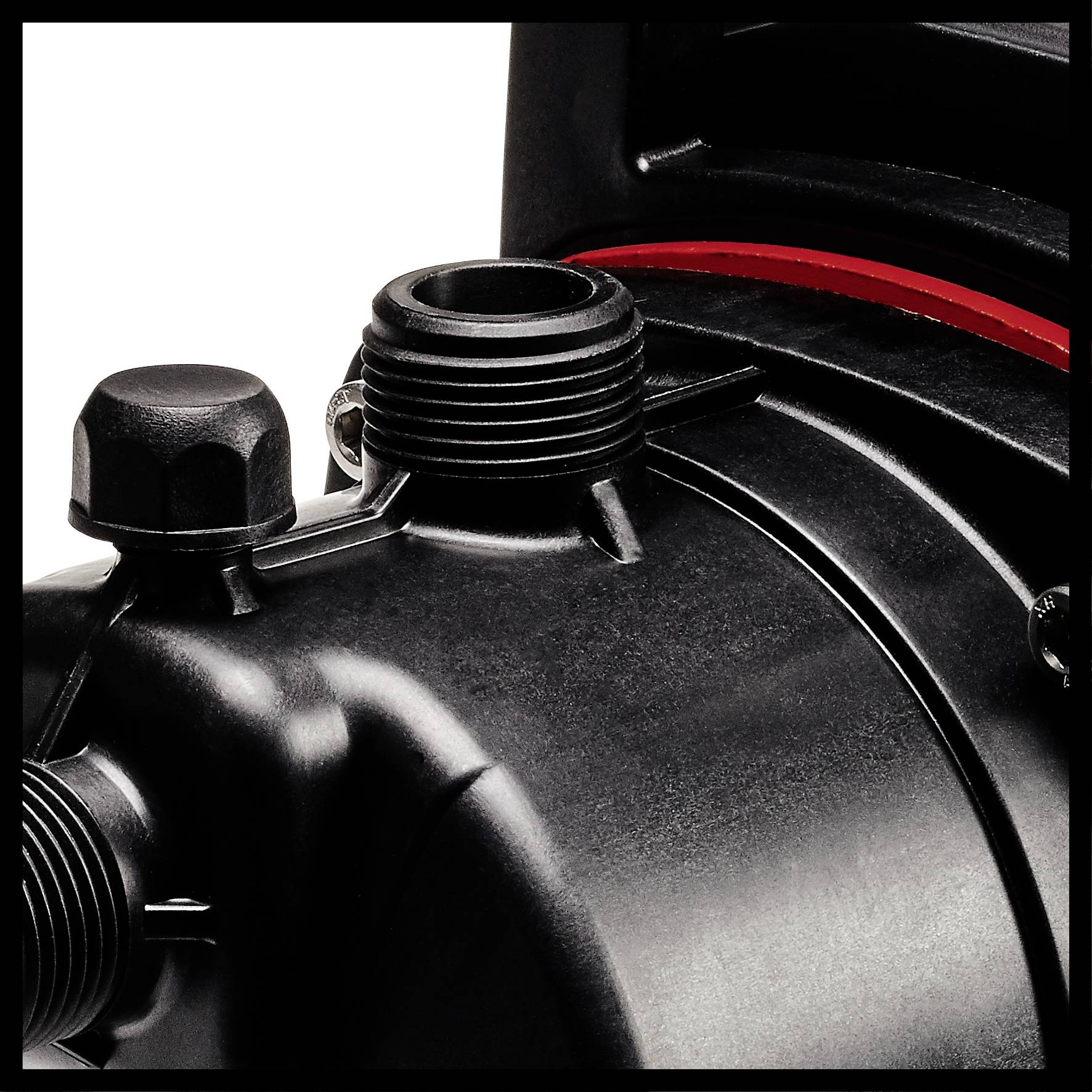 Ein schwarzes technisches Gerät mit mehreren Anschlüssen und roten Akzentlinien, möglicherweise eine Pumpe oder ein Motor.