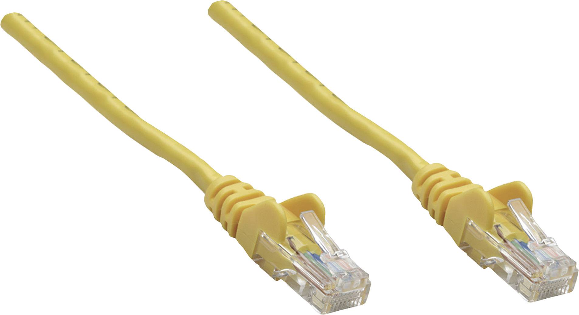 Zwei gelbe Ethernet-Kabel mit RJ45-Steckern, liegen nebeneinander, zeigen die Steckverbinder mit sichtbaren Pins.