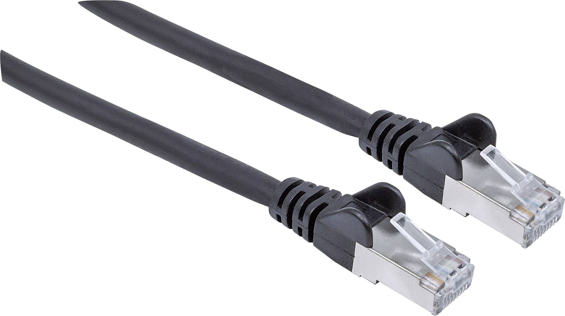 Ein schwarzes Ethernet-Netzwerkkabel mit zwei RJ-45-Steckern, das für die Verbindung von Geräten mit dem Internet verwendet wird.