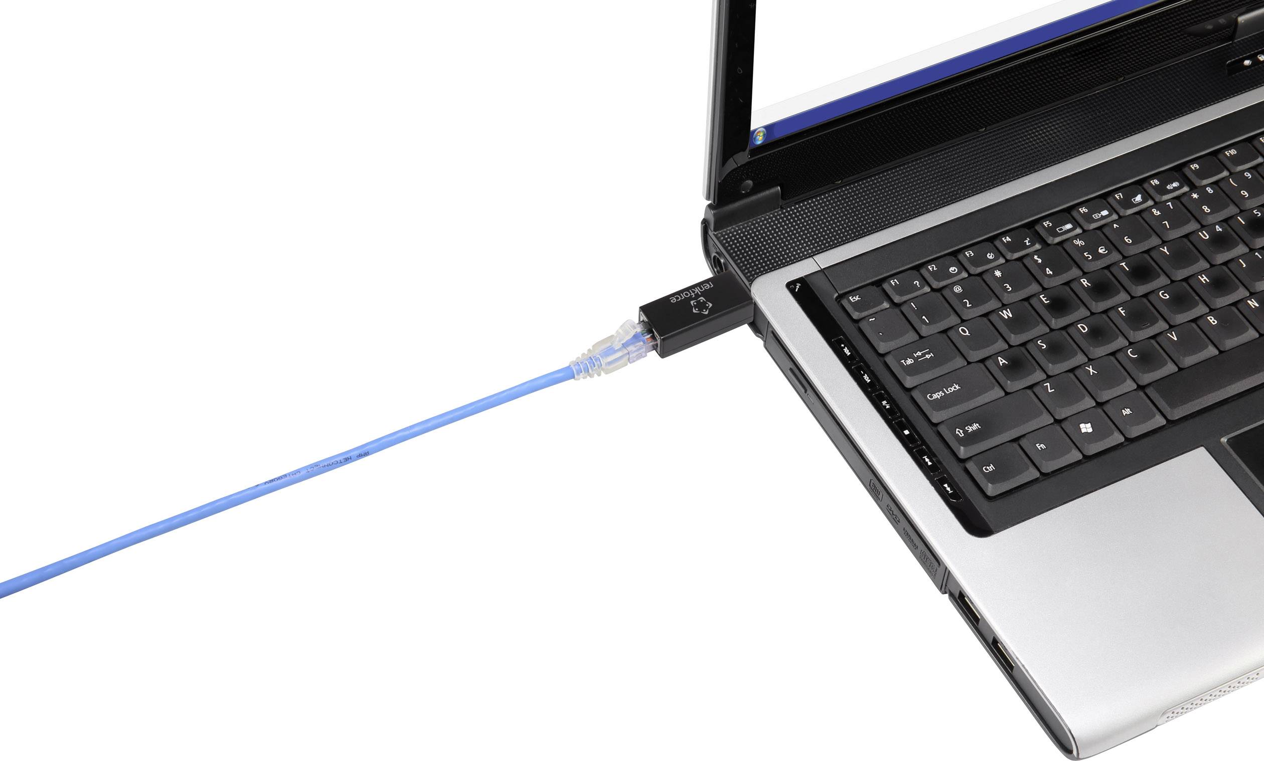 Ein Laptop mit angeschlossenem blauen Ethernet-Kabel, das in einen Netzwerkadapter auf der rechten Seite des Laptops eingesteckt ist.