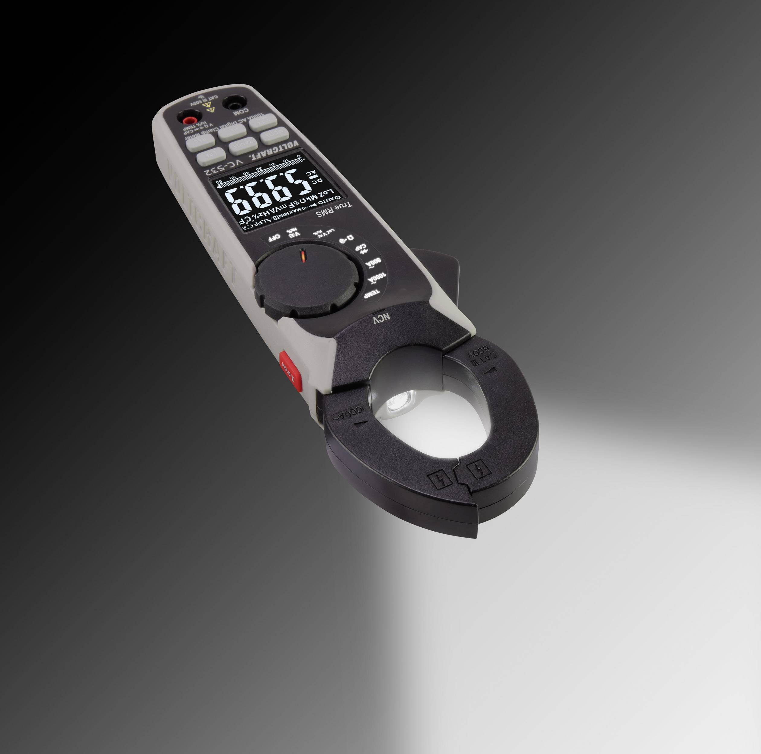 Multimeter mit Zangenfunktion auf grauem Hintergrund. Zeigt Strommessung mit Display und Drehregler.