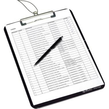 Ein Klemmbrett mit einer Tabelle zeigt eine Liste von Aufgaben mit Kontrollkästchen; ein Stift liegt darauf.