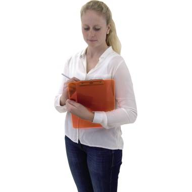 Frau in weißer Bluse steht mit Klemmbrett und Stift in der Hand, als ob sie Notizen macht.