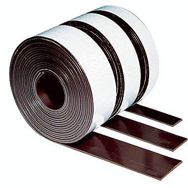 Eine Rolle Magnetband mit abziehbarem Schutzpapier, geeignet zur flexiblen Befestigung von Gegenständen auf metallischen Oberflächen.