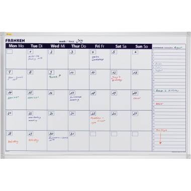 Ein Whiteboard-Kalender mit Monatsübersicht, Wochentagen und Tagesfeldern, beschrieben in verschiedenen Farben mit Terminen und Notizen.