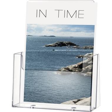 Broschüre in einem durchsichtigen Ständer zeigt ein Meer- und Küstenpanorama. Oben steht in großen Buchstaben 'IN TIME'.