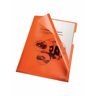Eine orange Dokumentenmappe mit teildurchsichtiger Vorderseite, zeigt ein Papier mit Aufdrucken, darunter eine Frau in Geschäftskleidung.