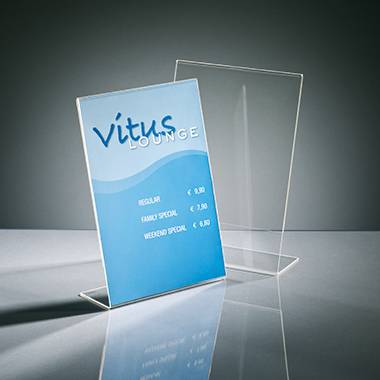 Speisekarte in transparenter Halterung: 'Vitus Lounge'. Preise: Regular EUR9,90, Family Special EUR8,90, Weekend Special EUR7,90.