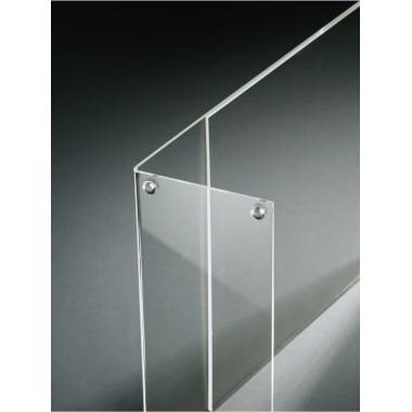 Dünne, durchsichtige Acrylglasplatte in einem rechteckigen Zuschnitt, auf dunklem Hintergrund, zeigt Materialklarheit und Design.