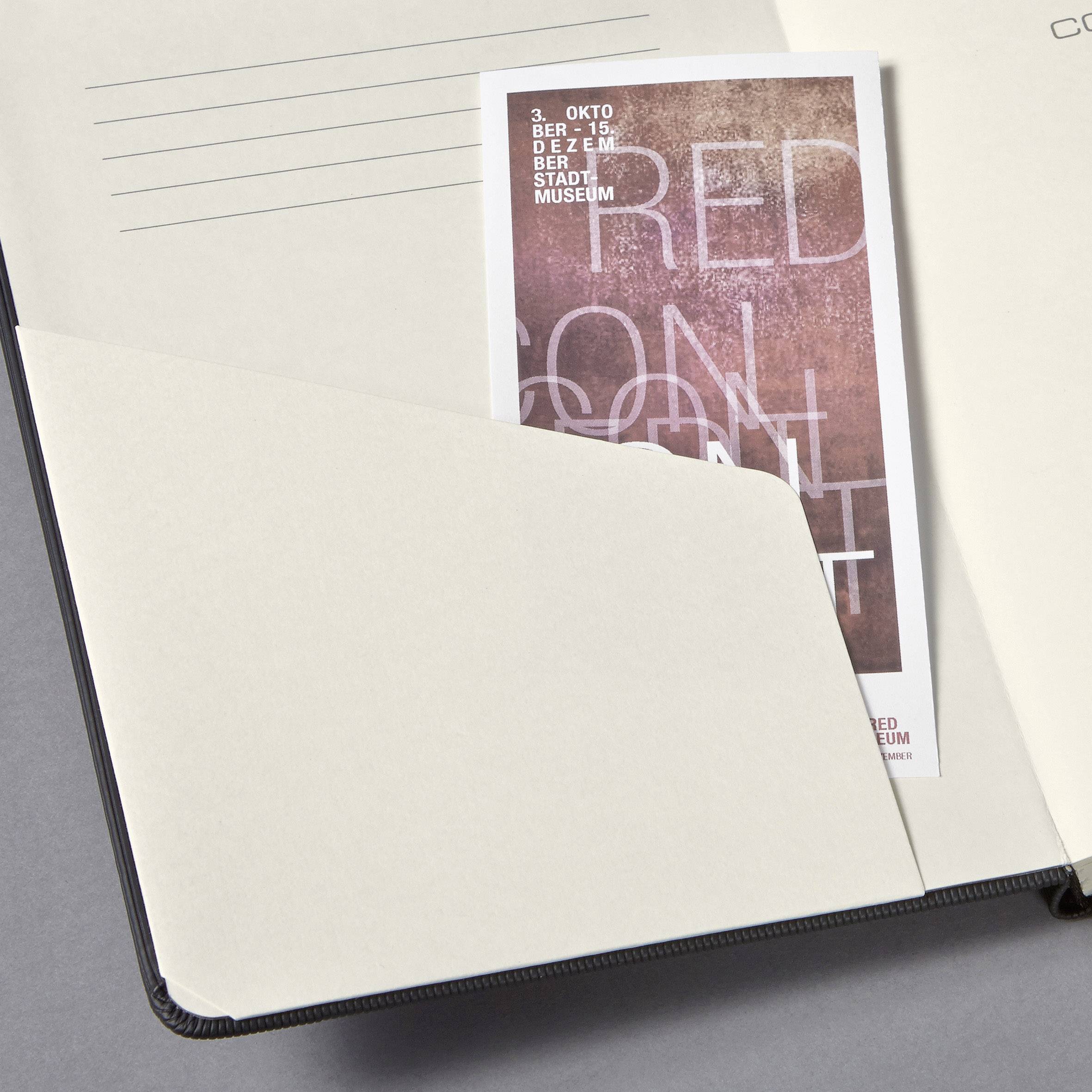 Eine Eintrittskarte zum Stadtmuseum steckt in einem aufgeschlagenen Notizbuch. Datum auf der Karte: 3. Oktober.