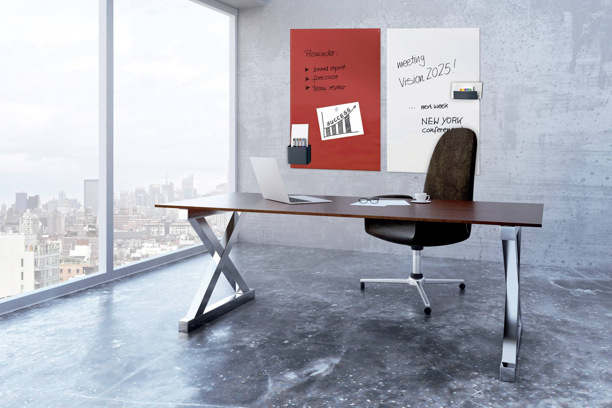 Ein modernes Büro mit Blick auf die Stadt. Ein Schreibtisch steht vor einer Fensterfront, darauf ein Laptop. An der Wand hängen zwei Pinnwände mit Plänen und Notizen.