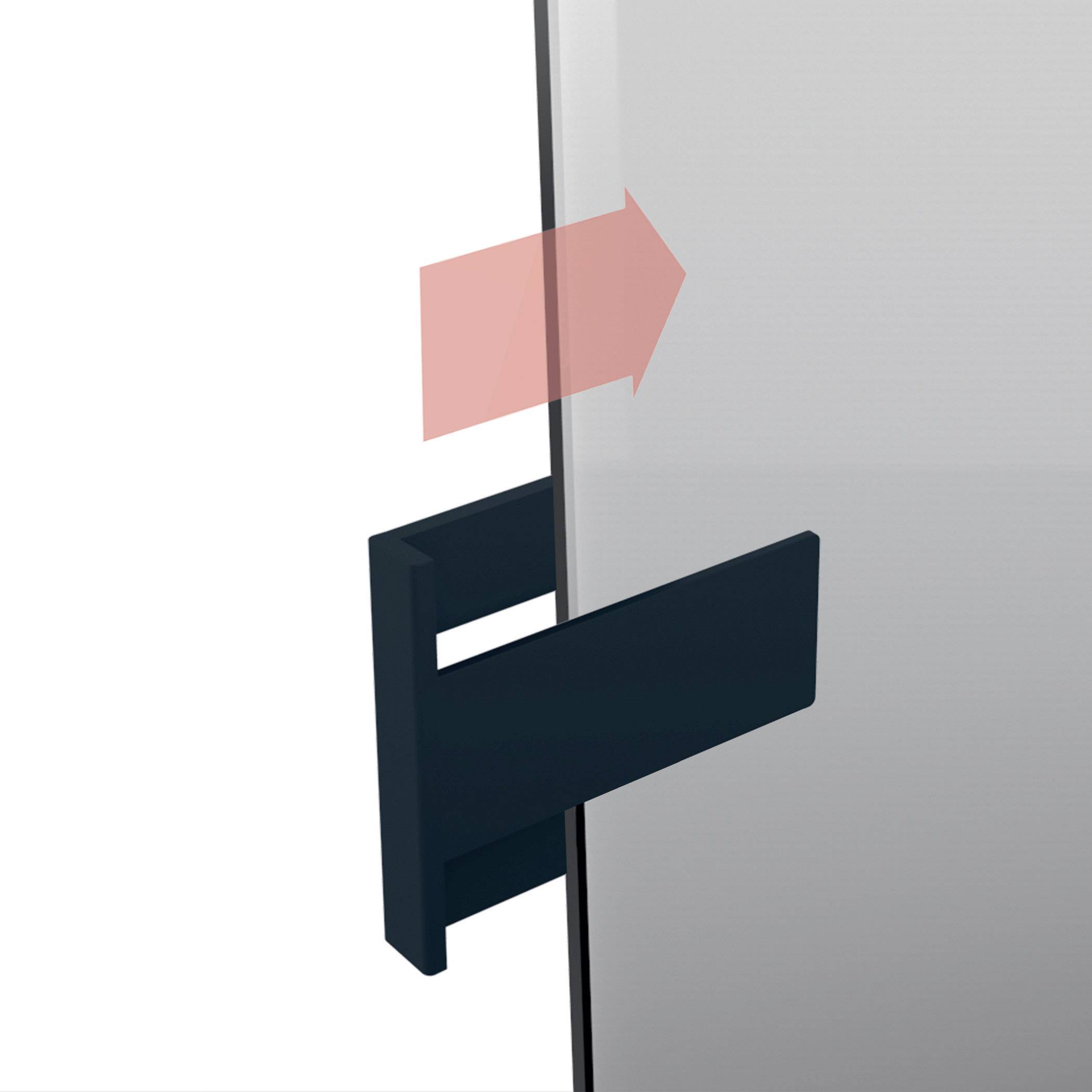 Glasplatte wird von einer Klemme gehalten, roter Pfeil zeigt Verschiebungsrichtung nach rechts.