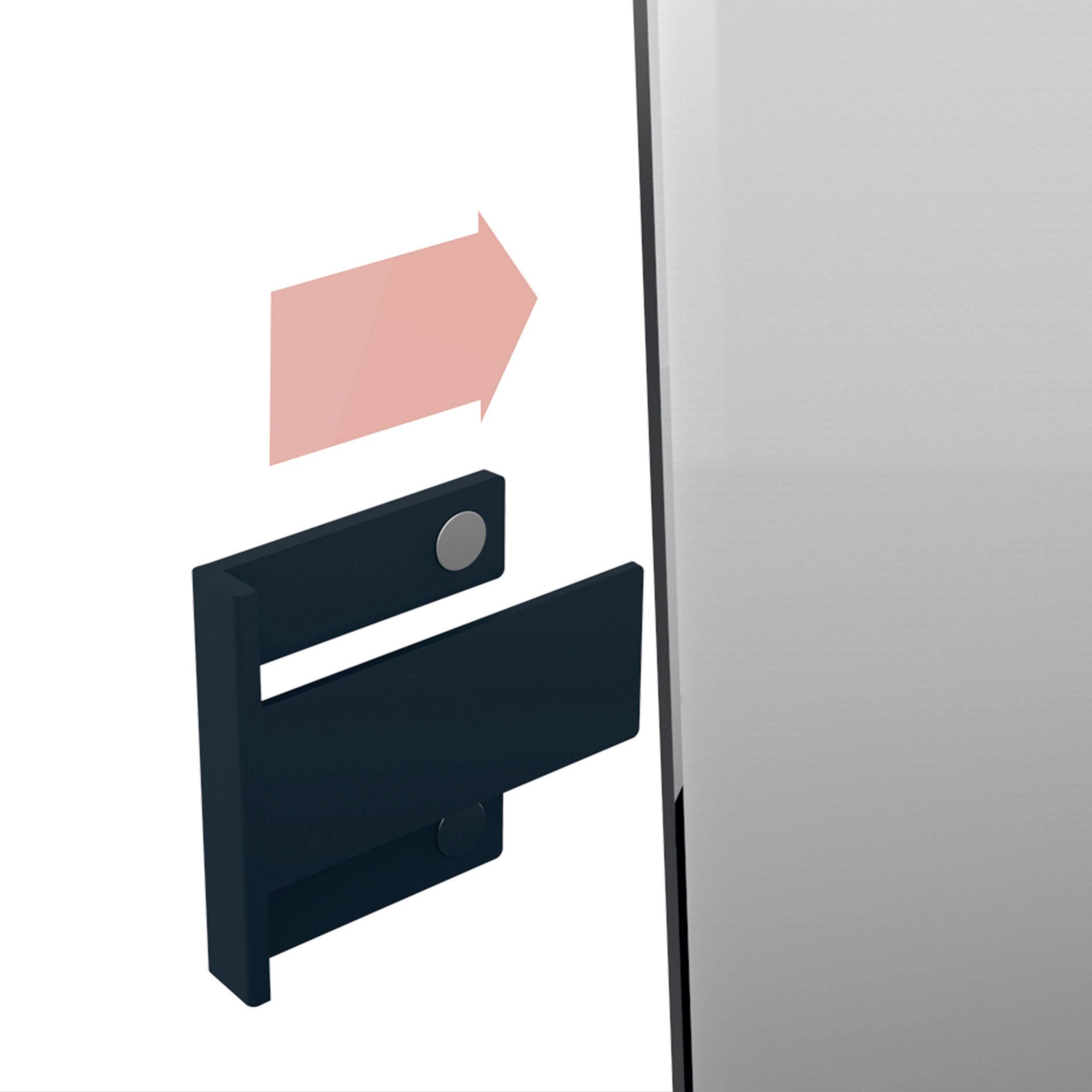 Ein schwarzes Hakenstück mit Magnet wird an der Seite eines metallischen Objekts befestigt. Ein roter Pfeil zeigt die Richtung an.