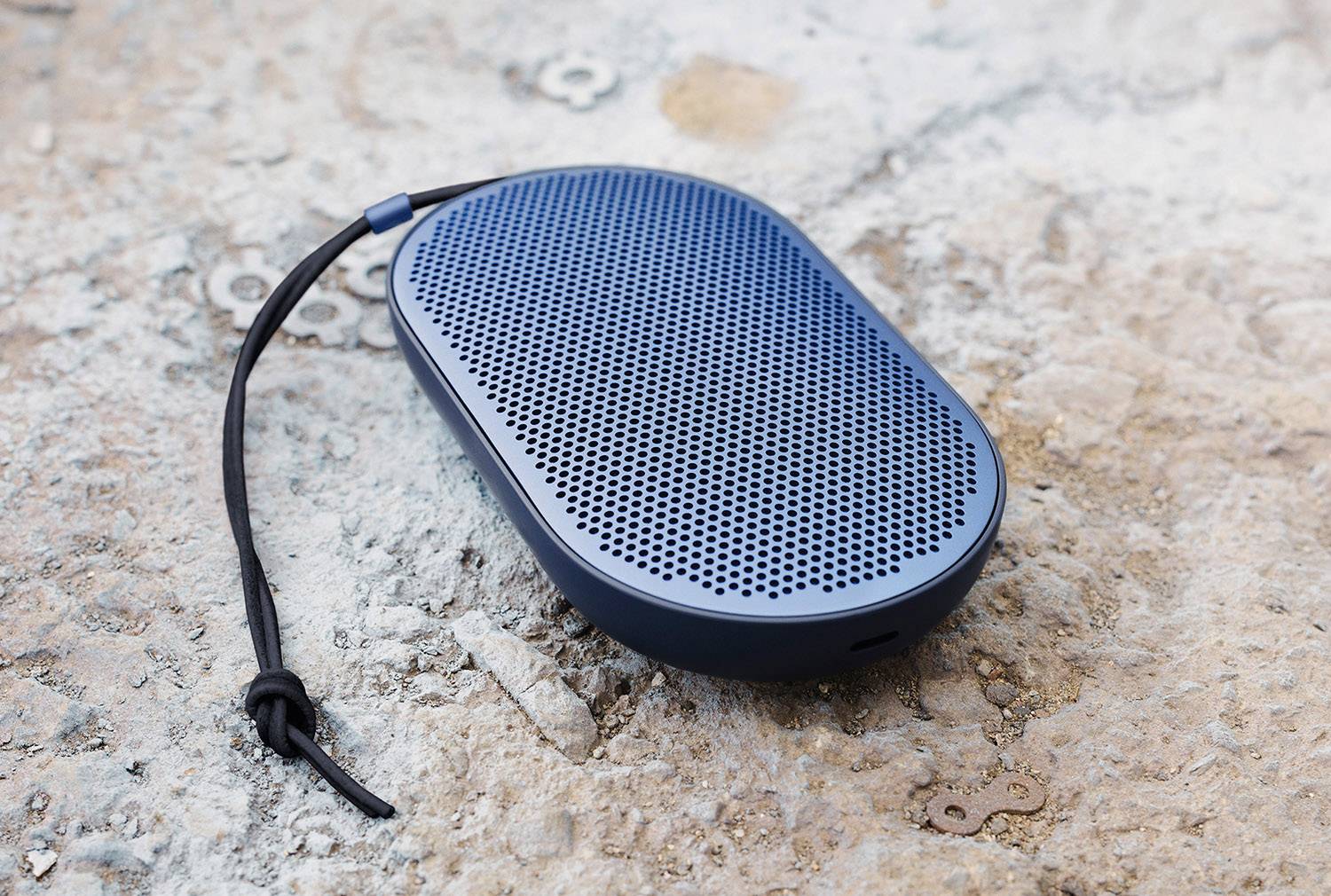 B & O PLAY by Bang & Olufsen BeoPlay P2 Black Royal Blue Bluetooth® Lautsprecher Freisprechfunktion, Outdoor