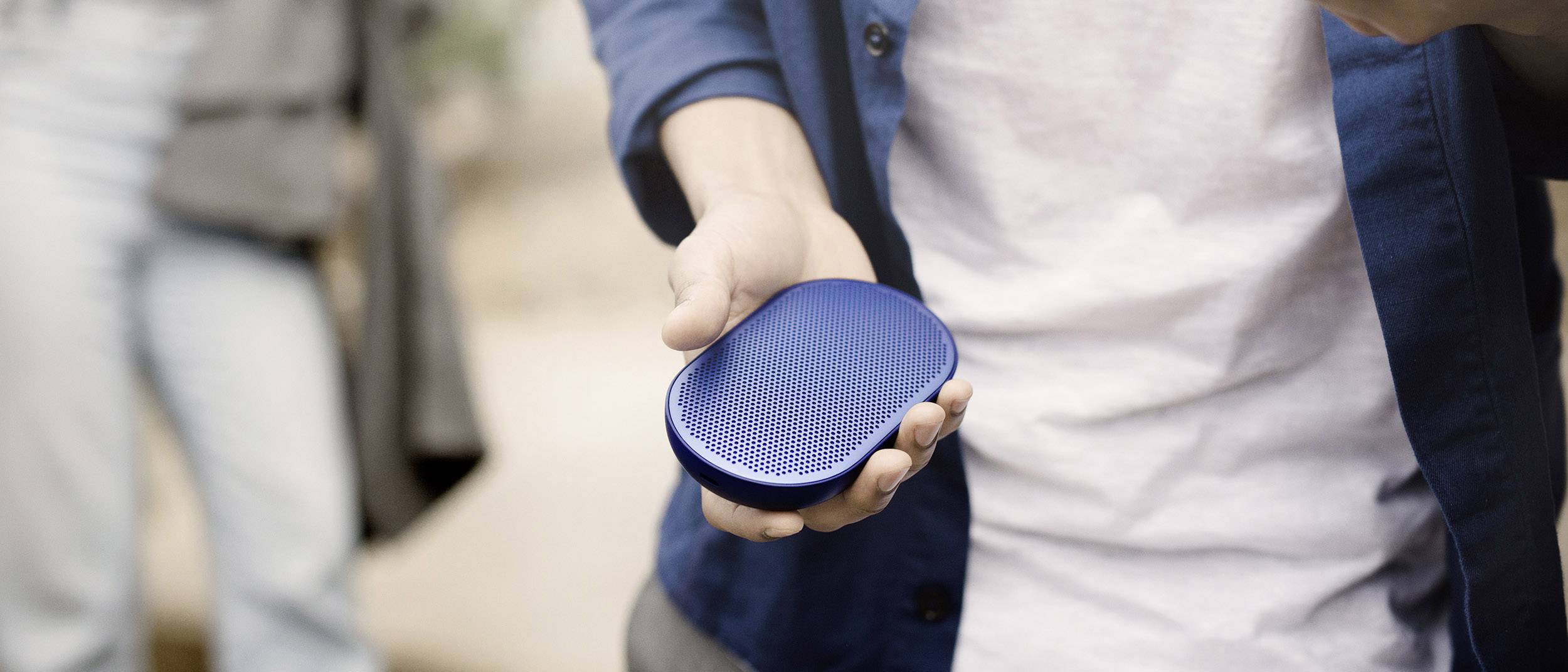 B & O PLAY by Bang & Olufsen BeoPlay P2 Black Royal Blue Bluetooth® Lautsprecher Freisprechfunktion, Outdoor