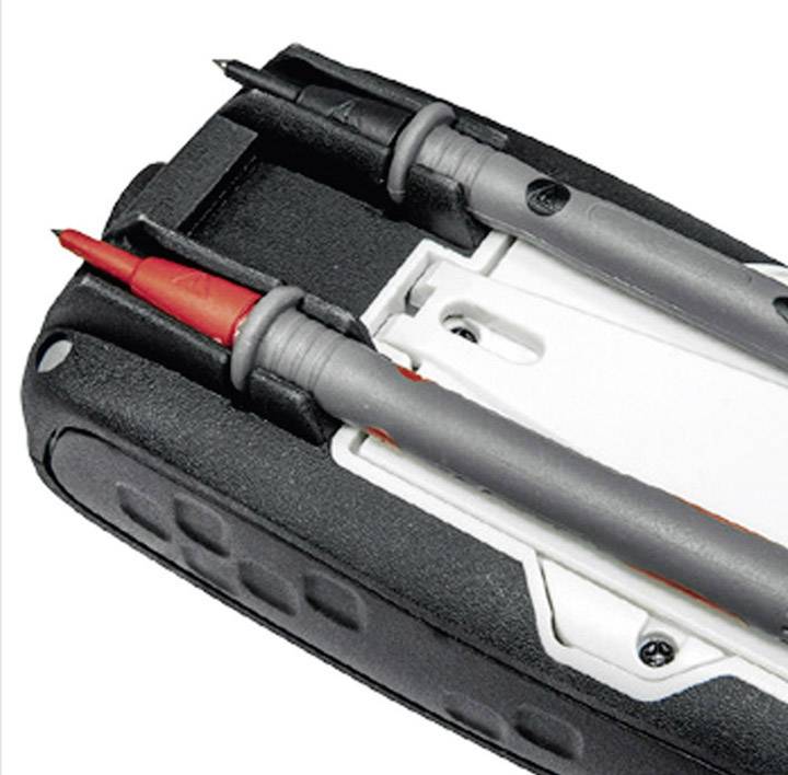 Ein Multimeter mit zwei angeschlossenen Messleitungen. Die Messspitzen sind sicher in einem Halter am Gerät angebracht.