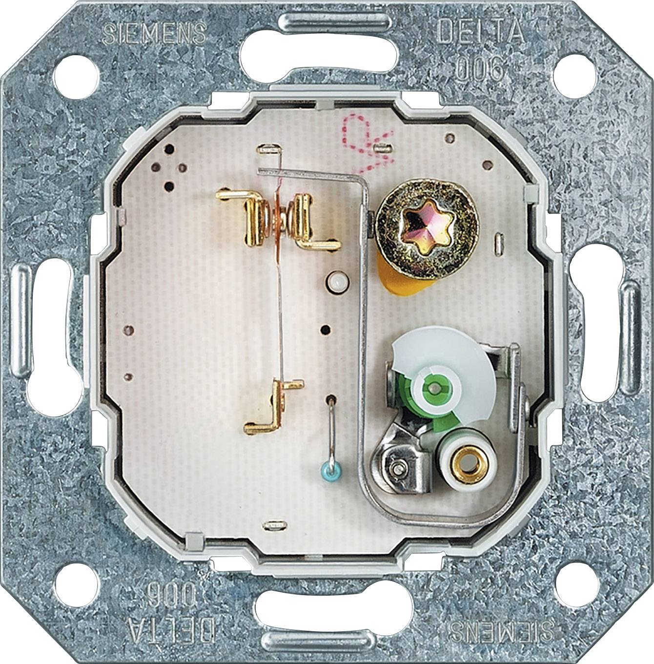 Lichtschalter-Metallrahmen mit Anschlüssen und Schrauben; Rückseite eines installierbaren Schalters ohne sichtbare Abdeckung.
