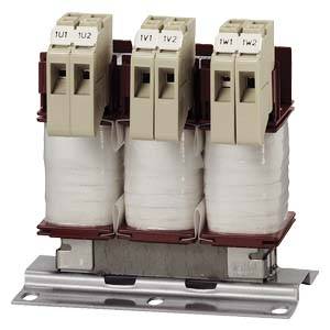 Ein dreiphasiger elektrischer Transformator mit drei Spulen auf einer metallenen Halterung, für industrielle Anwendungen geeignet.