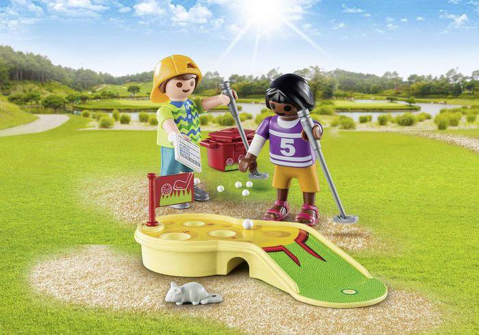 Playmobil Kinder beim Minigolfspiel
