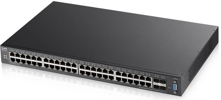Ein schwarzer Netzwerk-Switch mit 48 Ethernet-Ports und zusätzlichen Schnittstellen auf der Vorderseite.