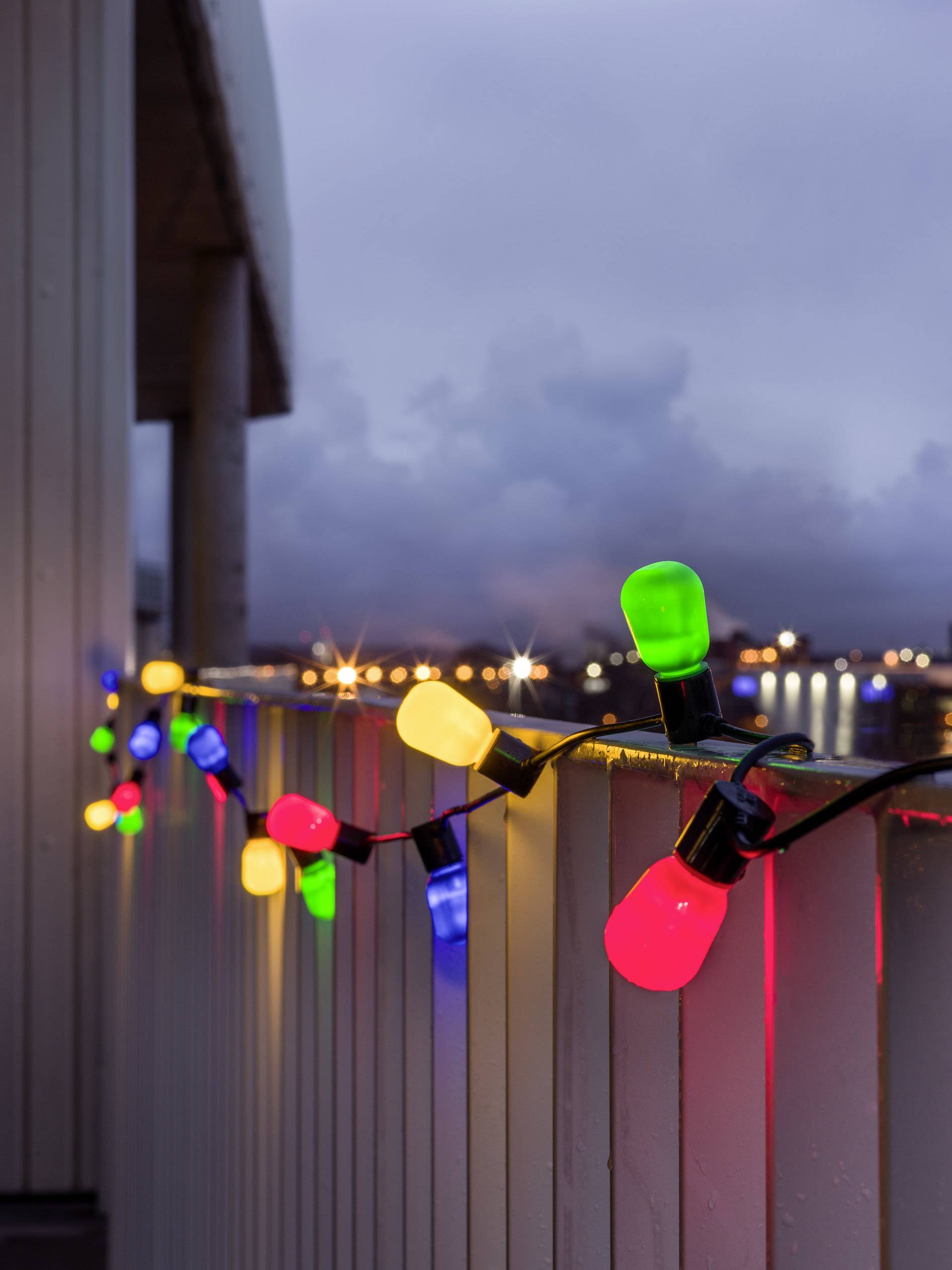 Konstsmide 2387-520 Party-Lichterkette Innen/Außen netzbetrieben Anzahl Leuchtmittel 120 LED Warmweiß Beleuchtete Länge: 9.75m