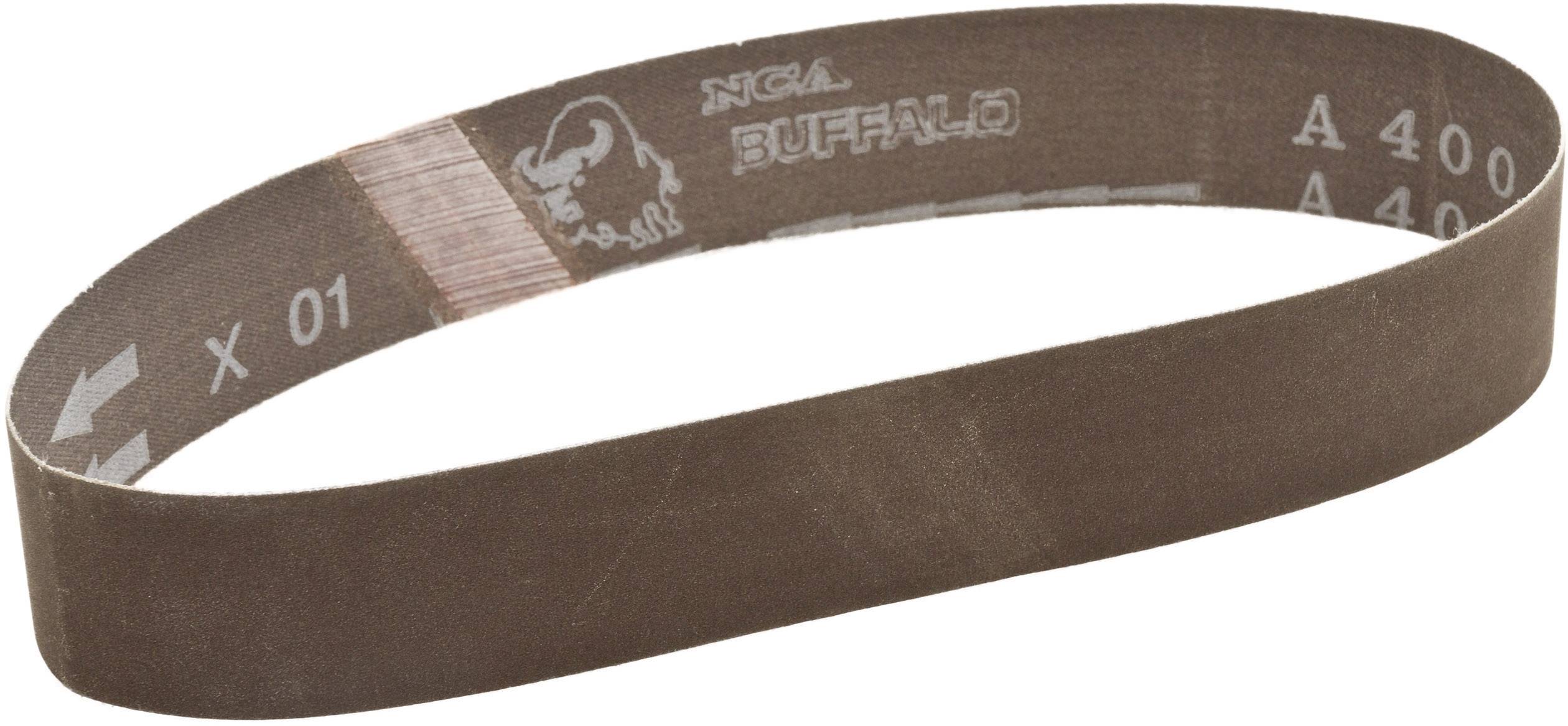 Ein braunes Schleifband mit der Aufschrift 'A 400', 'NGAl BUFFALO', und Pfeilsymbolen zur Laufrichtung.