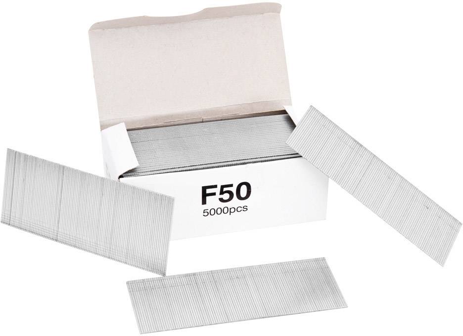 Eine geöffnete Schachtel mit F50-Heftklammern, 5000 Stück. Drei aus der Schachtel herausgezogene Streifen mit Heftklammern.