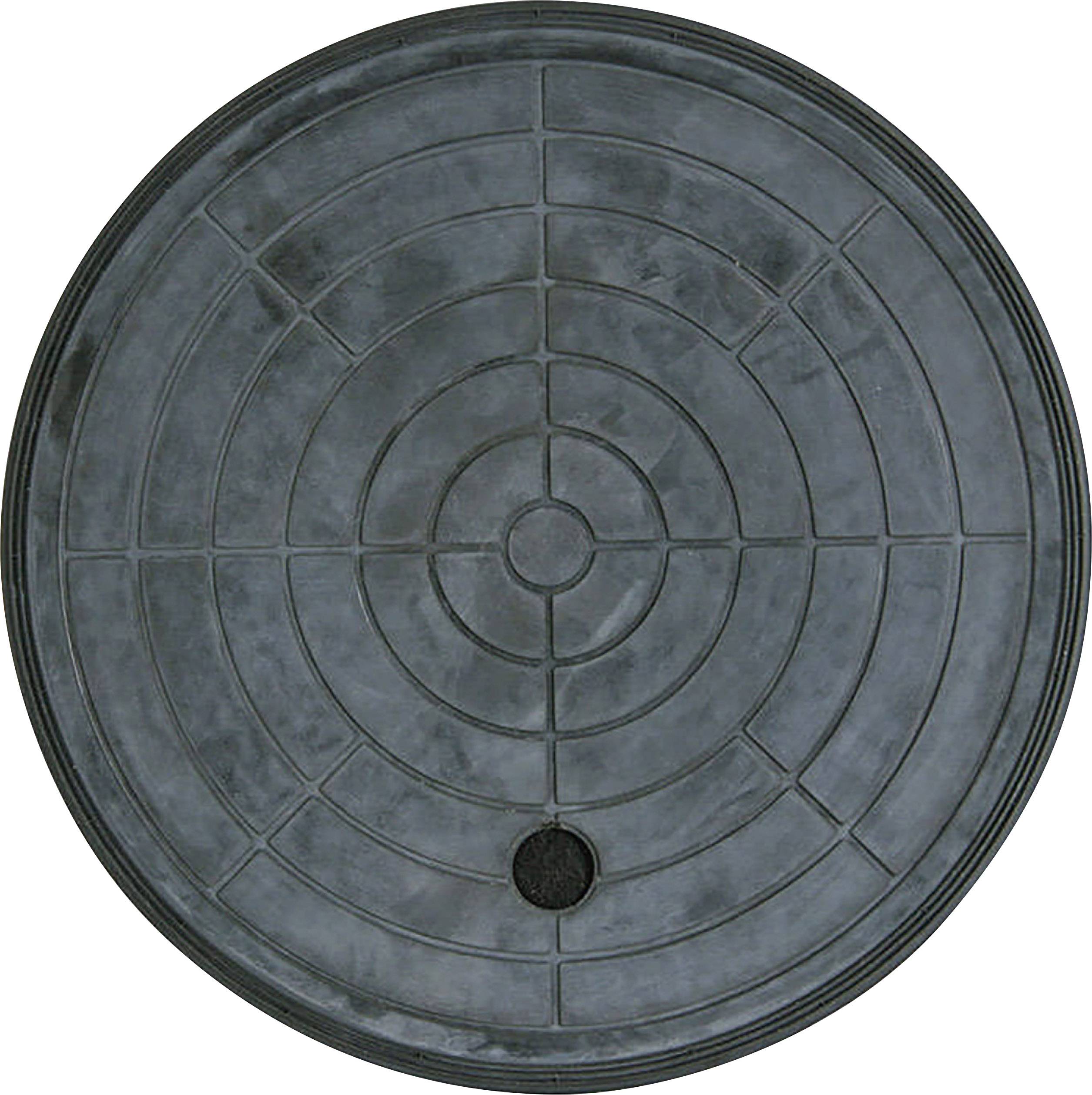 Kreisförmiger Kanaldeckel aus Metall mit einem konzentrischen Muster, eine kleine Öffnung befindet sich nahe dem Rand.