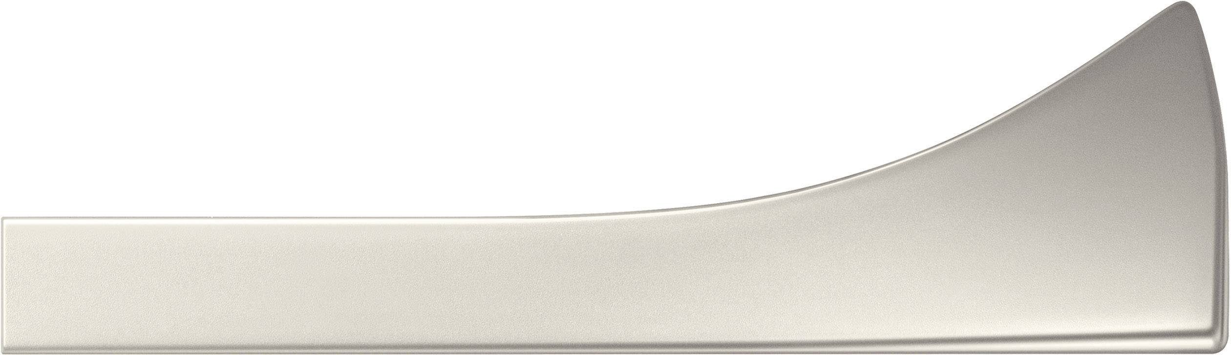 Ein elegantes, gebogenes Metallobjekt mit glatter Oberfläche, möglicherweise Teil eines Designgegenstands oder eines Werkzeugs.