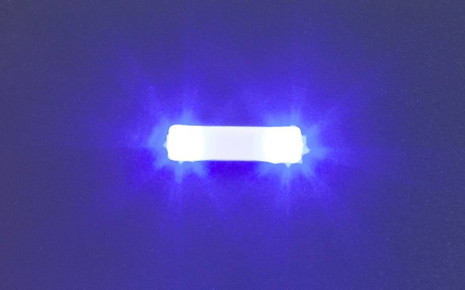 Ein blaues LED-Licht leuchtet hell in einer dunklen Umgebung.