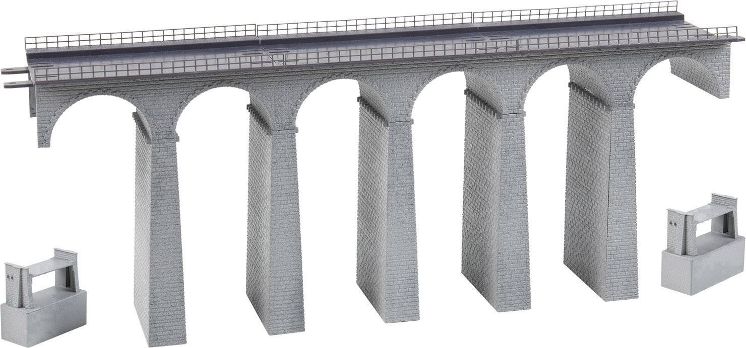 Graues Modellviadukt mit sechs Bögen, stützt einen schmalen Fahrweg. Zwei zusätzliche Bausteine am Rand.