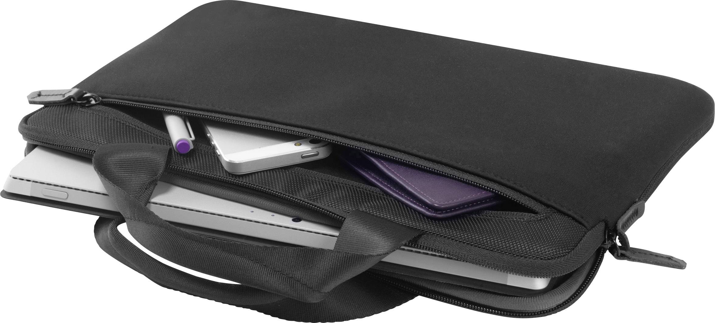 Schwarze Laptoptasche mit Reißverschluss, in der ein Laptop, ein Smartphone, ein Stift und ein weiteres elektronisches Gerät sichtbar sind.